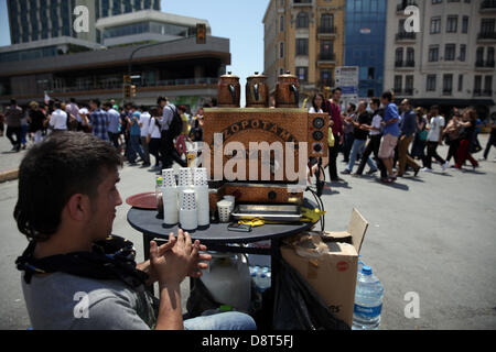 Istanbul, Turchia. Il 4 giugno 2013. Protestor gridare slogan in Piazza Taksim il 4 giugno 2013 ad Istanbul in Turchia.Le proteste ha cominciato inizialmente per il destino di Taksim Gezi Park, uno degli ultimi significativi spazi di verde nel centro della città Credito: Yiannis Kourtoglou/Alamy Live News Foto Stock