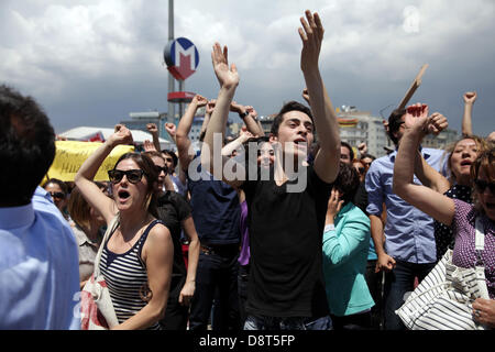 Istanbul, Turchia. Il 4 giugno 2013. Protestor gridare slogan in Piazza Taksim il 4 giugno 2013 ad Istanbul in Turchia.Le proteste ha cominciato inizialmente per il destino di Taksim Gezi Park, uno degli ultimi significativi spazi di verde nel centro della città Credito: Yiannis Kourtoglou/Alamy Live News Foto Stock