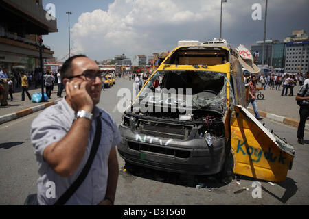 Istanbul, Turchia. Il 4 giugno 2013. I veicoli danneggiati in Piazza Taksim il 4 giugno 2013 ad Istanbul in Turchia.Le proteste ha cominciato inizialmente per il destino di Taksim Gezi Park, uno degli ultimi significativi spazi di verde nel centro della città Credito: Yiannis Kourtoglou/Alamy Live News Foto Stock