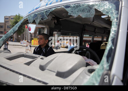 Istanbul, Turchia. Il 4 giugno 2013. I veicoli danneggiati in Piazza Taksim il 4 giugno 2013 ad Istanbul in Turchia.Le proteste ha cominciato inizialmente per il destino di Taksim Gezi Park, uno degli ultimi significativi spazi di verde nel centro della città Credito: Yiannis Kourtoglou/Alamy Live News Foto Stock