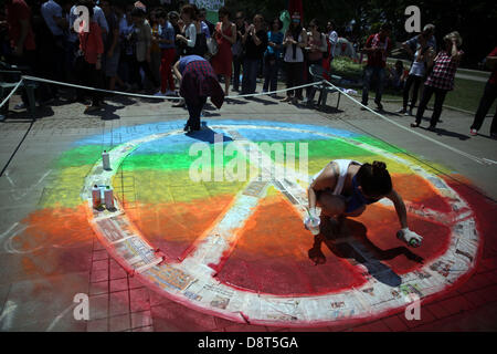 Istanbul, Turchia. Il 4 giugno 2013. I manifestanti disegnare il segno di pace in Taksim Gezi Park il 4 giugno 2013 ad Istanbul in Turchia.Le proteste ha cominciato inizialmente per il destino di Taksim Gezi Park, uno degli ultimi significativi spazi di verde nel centro della città Credito: Yiannis Kourtoglou/Alamy Live News Foto Stock