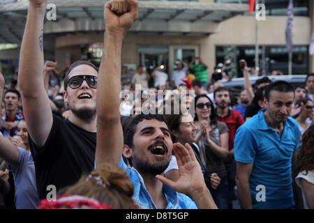 Istanbul, Turchia. Il 4 giugno 2013. Protestor gridare slogan in Piazza Taksim il 4 giugno 2013 ad Istanbul in Turchia.Le proteste ha cominciato inizialmente per il destino di Taksim Gezi Park, uno degli ultimi significativi spazi di verde nel centro della città Credito: Yiannis Kourtoglou/Alamy Live News Foto Stock