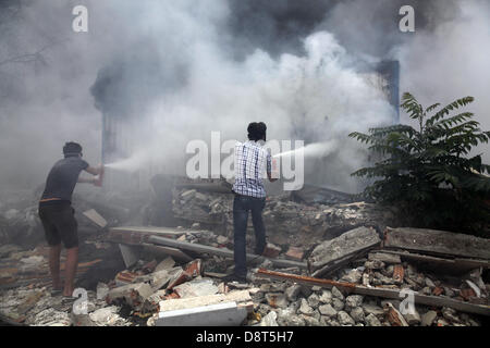 Istanbul, Turchia. Il 4 giugno 2013. Protestor provare a mettere giù un incendio in un contenitore utilizzato per la costruzione dei lavoratori nel Giugno 4, 2013 ad Istanbul in Turchia.Le proteste ha cominciato inizialmente per il destino di Taksim Gezi Park, uno degli ultimi significativi spazi di verde nel centro della città Credito: Yiannis Kourtoglou/Alamy Live News Foto Stock