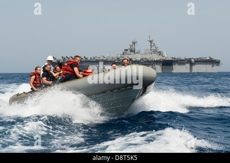 Golfo di Aden (30 maggio 2013) marinai da assalto anfibio nave USS Kearsarge (LHD 3) comportamento piccola barca di operazioni in uno scafo rigido barca gonfiabile. Kearsarge è l'ammiraglia per il Kearsarge Amphibious pronto il gruppo e con la avviato 26 Marine Foto Stock