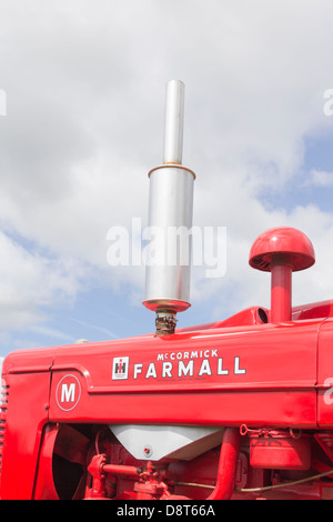 Close up di gas di scarico e la parte superiore del vano motore di International Harvester McCormick M serie trattore. Foto Stock