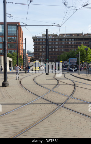 Metrolink via incrocio vicino la stazione dei tram a Piccadilly Gardens nel centro di Manchester. Foto Stock