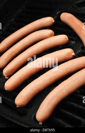 Materie Hot Dogs su una griglia di estate Foto Stock