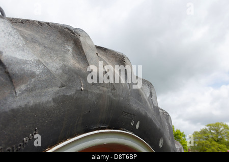 Chiudere fino a basso angolo di visione di una sezione di un pneumatico del trattore. Foto Stock