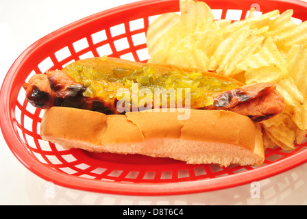 Hot Dog con entusiasmo in un cestello con chip Foto Stock