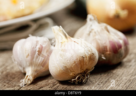 Aglio sul tavolo di legno Foto Stock