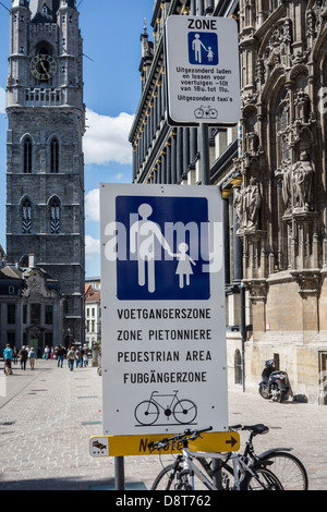 Torre campanaria e la zona pedonale di firmare a Gand municipio nel centro della città, Belgio Foto Stock