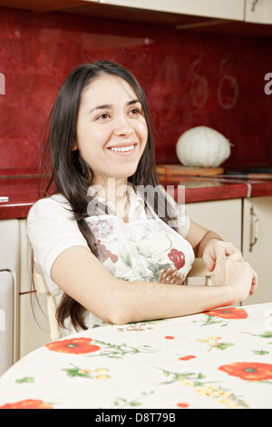 Donna sorridente in cucina Foto Stock