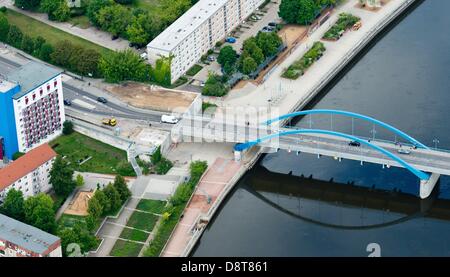 Vista della città di confine di Francoforte (Oder) con il bordo fiume Oder e la città ponte di collegamento con la città polacca Slubice da uno sport aerei in Germania, 27 maggio 2013. Foto: Patrick Pleul Foto Stock