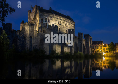 Il meadieval Gravensteen / castello dei conti a Gand di notte, Belgio Foto Stock