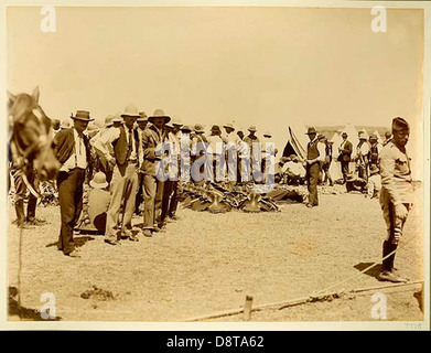 Questa fotografia dai toni seppia mostra il contingente dei Boscimani durante la guerra boera, catturando soldati a cavallo, un momento significativo nella storia militare dei primi anni del XX secolo. Foto Stock