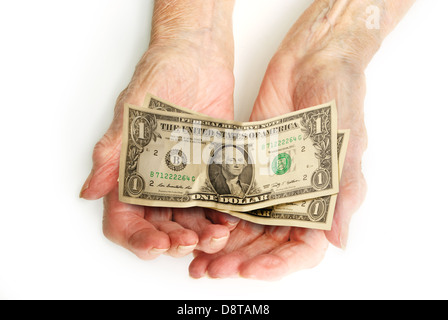 Contare il denaro nelle mani di dollari - questioni sociali concetto con mani e bassa denominate dollari Foto Stock