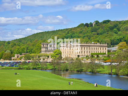 Chatsworth House Park con parco sul fiume Derwent e boschi Derbyshire, Inghilterra, Regno Unito, GB, Europa Foto Stock