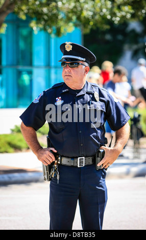 Maschio di funzionario di polizia in servizio nel centro di Sarasota Florida Foto Stock