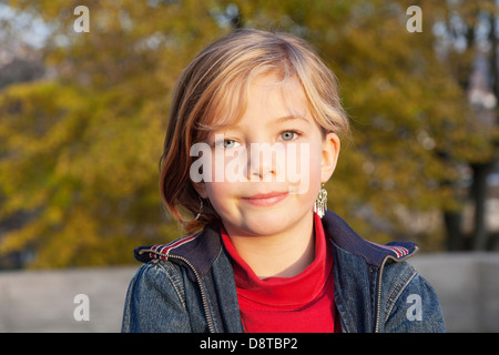 Ritratto di un otto-anno vecchia ragazza Foto Stock