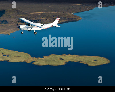 Cessna battenti sulla costa sud dell'Islanda Foto Stock