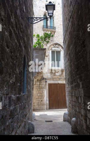 Strada stretta, città vecchia, Bari, Puglia, Italia Foto Stock
