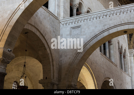 Archi su navata e triforium, Basilica di San Nicola (Basilica di San Nicola) Chiesa, Bari, Puglia, Italia Foto Stock