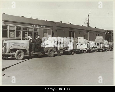 Una Austin pacchi trattore il trasporto di bagagli presso la Stazione Ferroviaria Centrale di Sydney (NSW) Foto Stock