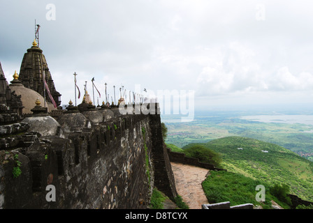 La vista dal sacro templi Jain sulla cima della montagna di Palitana, India Foto Stock