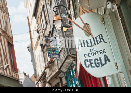 Dettaglio di negozi ed edifici in Honfleur, Calvados, Normandia Foto Stock