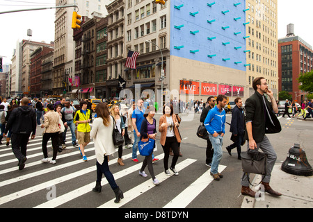 Pedoni, Houston San, la parte inferiore di Manhattan, New York, Stati Uniti d'America Foto Stock