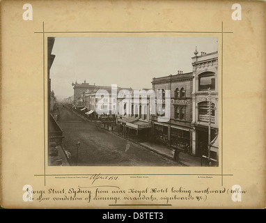 Una foto in bianco e nero del 1881 che mostra George Street a Sydney, scattata dal Royal Hotel. Presenta tende da sole, verande e cartelli segnaletici che catturano il carattere storico commerciale e architettonico della strada. Foto Stock