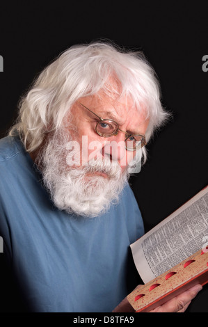 Il vecchio uomo la lettura di un libro, scienziato e Maestro con la barba e occhiali di protezione Foto Stock