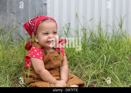 Sorridente baby all'aperto indossare sciarpa rossa Uvalde, TX / TX / Texas Foto Stock