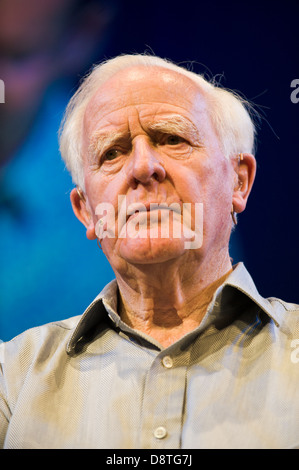 John le Carre autore di romanzi di spionaggio parlando il suo lavoro a Hay Festival 2013 Hay on Wye Powys Wales UK Foto Stock