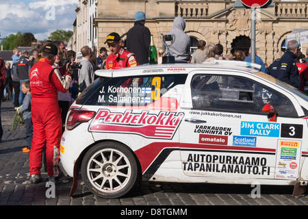 Fine del Jim Clark Rally 2013 a Kelso, Scozia. Con il trofeo, in piazza. Foto Stock