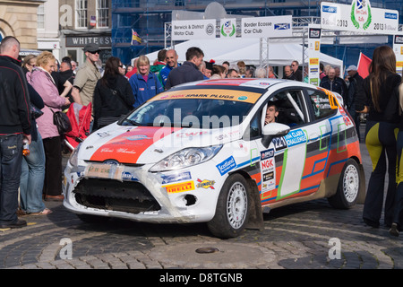 Fine del Jim Clark Rally 2013 a Kelso, Scozia. Guida attraverso la folla dopo la finitura. Foto Stock