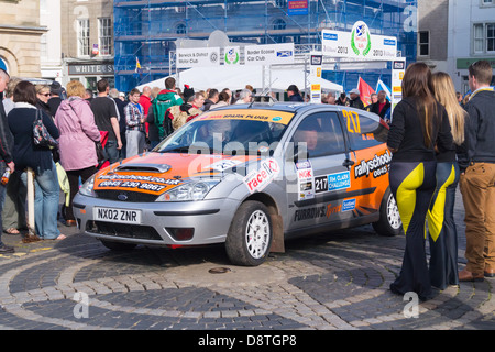 Fine del Jim Clark Rally 2013 a Kelso, Scozia. Guida attraverso la folla dopo la finitura. Foto Stock