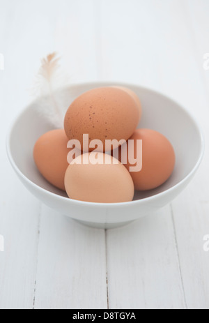 Fresca di cui organico gamma libera le uova in una terrina. Foto Stock