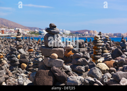 Pila di pietre sulla spiaggia Foto Stock