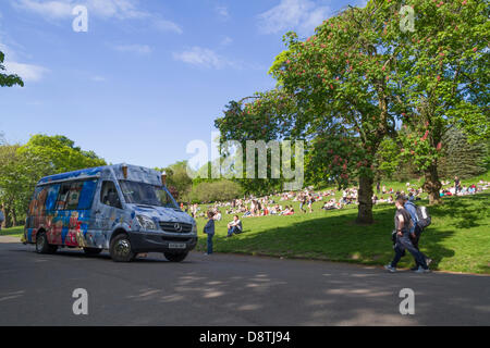 Edimburgo, Scozia, Regno Unito. Il 4 giugno 2013. Persone in Edinburgh godendo di uno dei giorni più caldi dell'anno. © Paul Stewart/Alamy Foto Stock