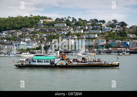 Le case a schiera di Kingswear effettuare un adeguato sfondo per il Battello a Vapore Kingswear castello sul fiume Dart Foto Stock