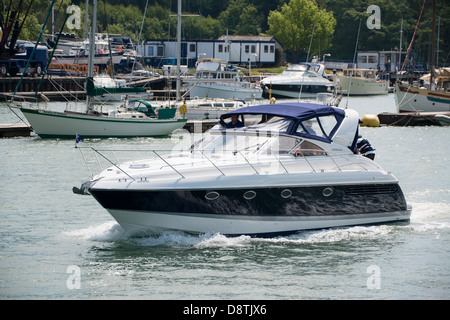 Automobilismo fino al fiume Dart nel Devon, in Inghilterra in un bel Fairline Targa 43 Yacht di lusso Foto Stock