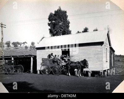 Questa fotografia in bianco e nero del New South Wales riprende una scena dei primi anni del XX secolo di soldati e coloni impegnati in attività di mercato come parte del programma Soldier Settlement nel nuovo Galles del Sud. Foto Stock