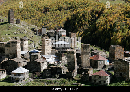 Difensiva torri di pietra e case tradizionali nel villaggio di Ushguli vicino a Mestia, regione di Svaneti, Georgia, nel Caucaso mountain Foto Stock