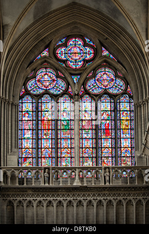 La vetrata nel braccio sud del transetto del Cathédrale Notre-dame de Bayeux, Normandia, Francia Foto Stock