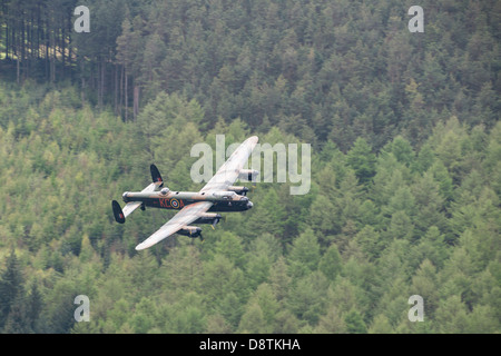 La Battaglia di Bretagna Memorial volo (BBMF) Avro Lancaster vola basso sopra gli alberi nella parte superiore della valle del Derwent Foto Stock