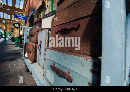 Valigie Vintage sulla piattaforma di Sherringham stazione ferroviaria Foto Stock