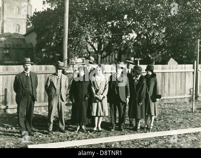 La piantagione di alberi nel Crescent Parklet di Sydney nel 1931, con donne in cappotti di pelliccia e cappelli, che riflette la consapevolezza sociale e ambientale dell'epoca. Foto Stock