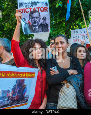 Parigi, Francia. Il popolo turco protesta contro la repressione del governo turco nelle recenti manifestazioni anti-governative An-kara. Donne migranti con manifesto di protesta francese sulla manifestazione "dittatore" di strada contro erdogan Foto Stock