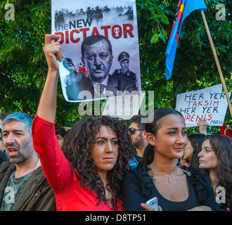 Parigi, Francia. Il popolo turco protesta contro la repressione del governo turco nelle recenti manifestazioni anti-governative An-kara. Donna che tiene protesta segno "il nuovo dittatore" protesta adolescenziale Foto Stock